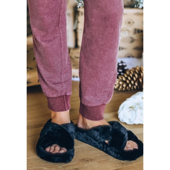 Black faux fur slipper slides crisscross straps - Picture 6 of 10
